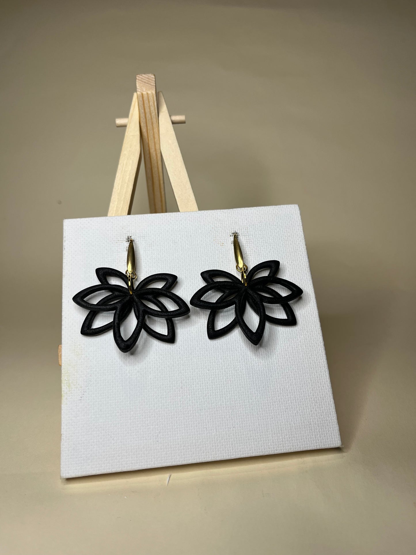 Pendientes Flor Calada Negro