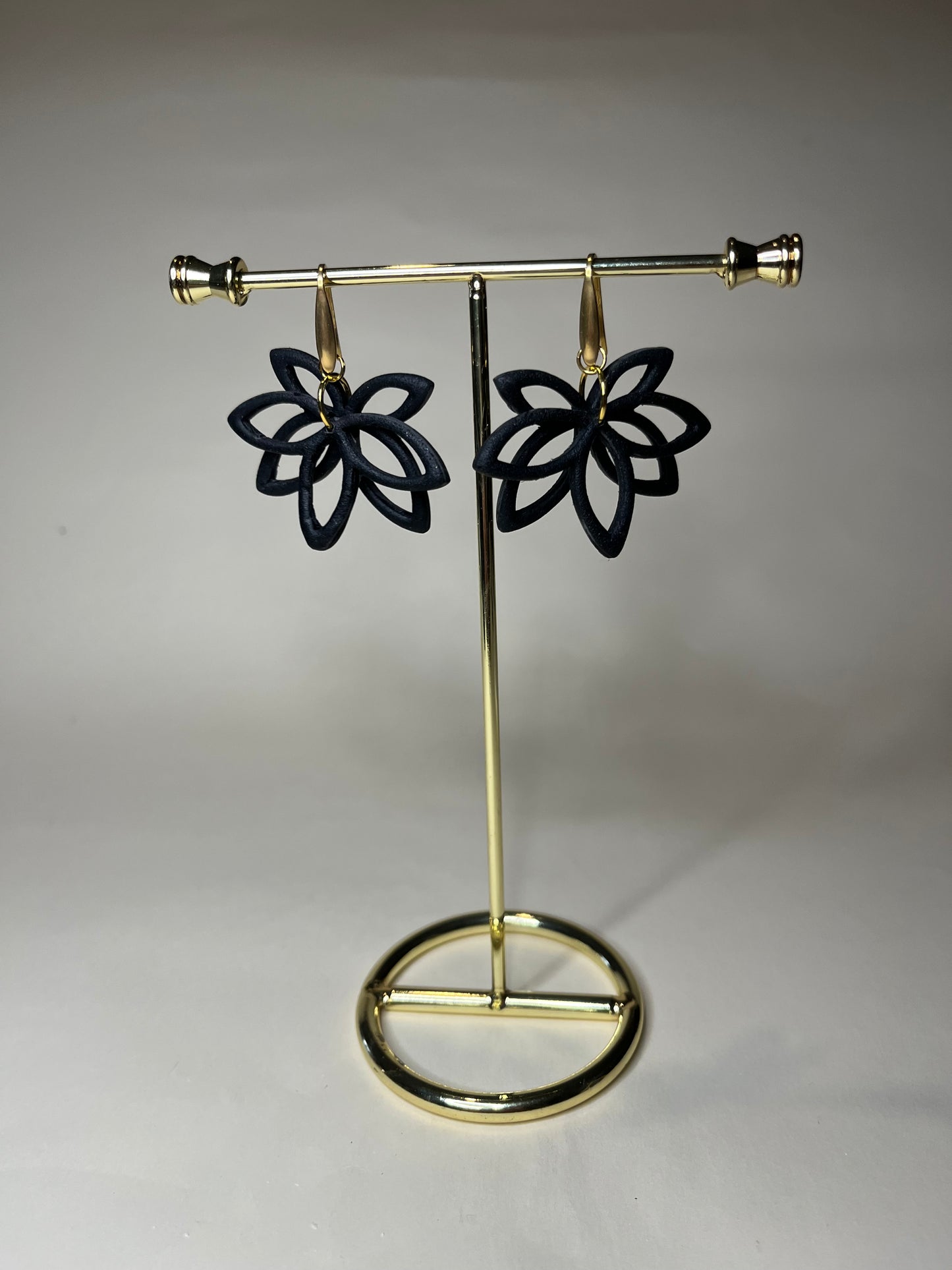 Pendientes Flor Calada Negro