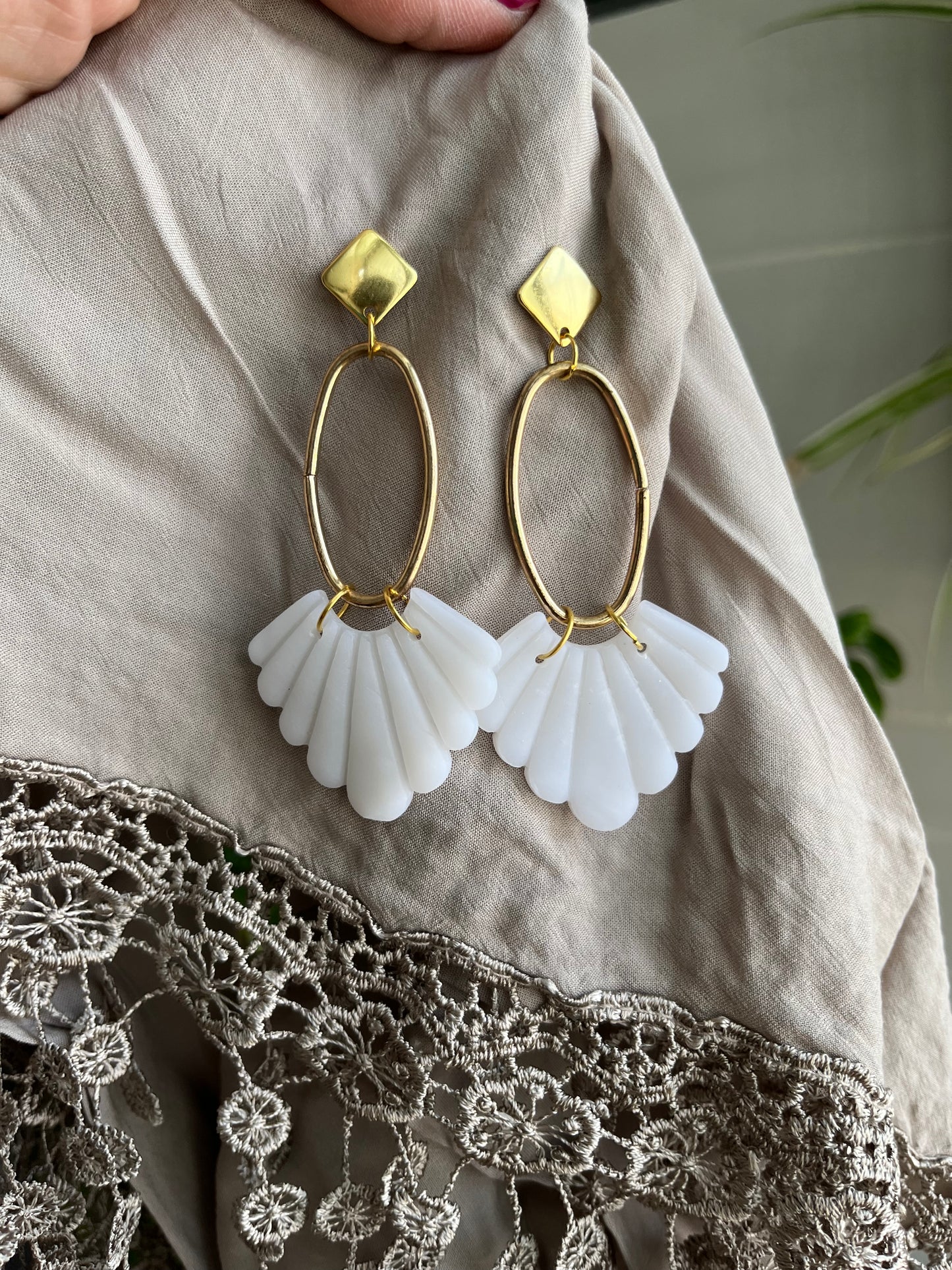 Pendiente Abanico Blanco Translúcido