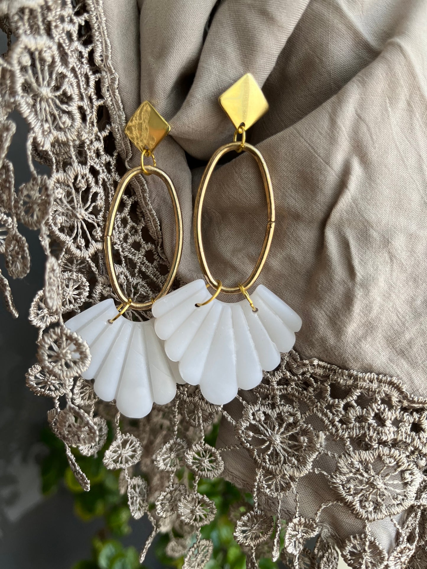 Pendiente Abanico Blanco Translúcido