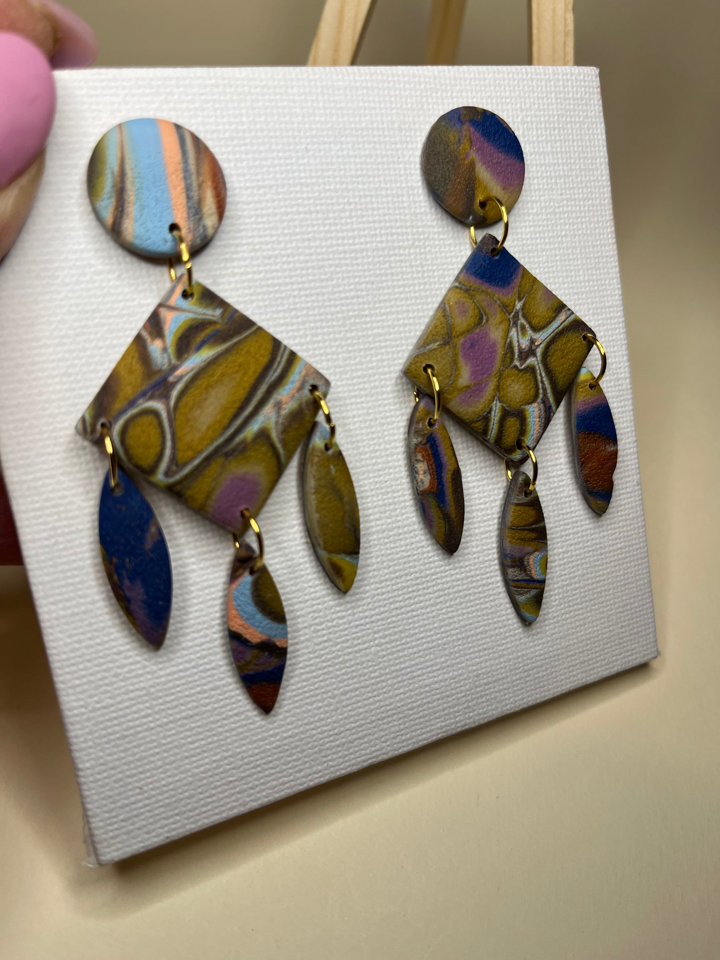 Pendiente arcoíris plumas colgantes