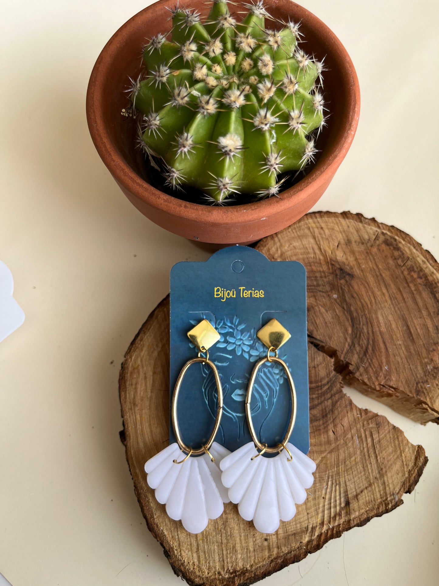 Pendiente Abanico Blanco Translúcido