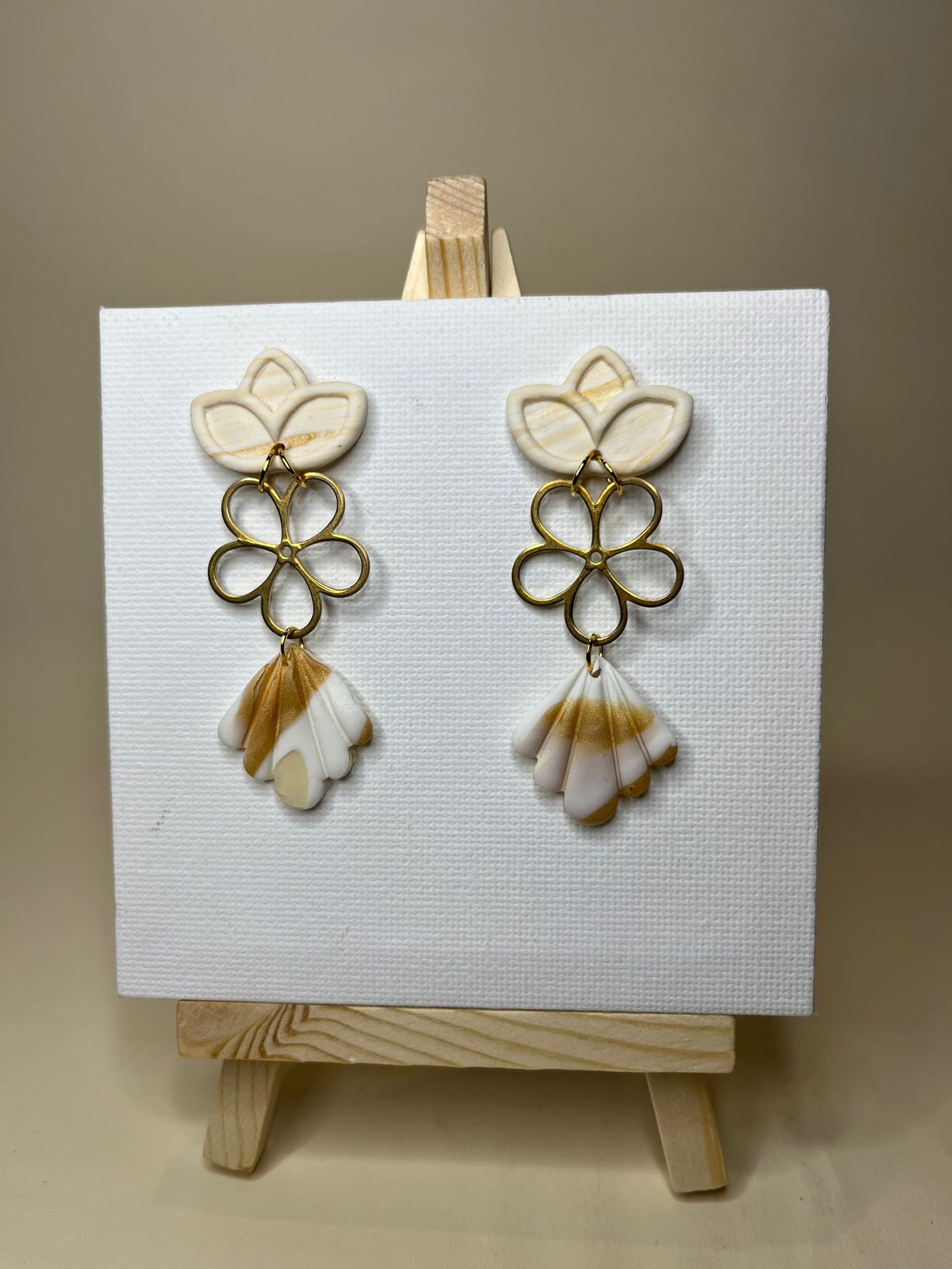 Pendiente Flor de Lis Colección Mármol Tierra